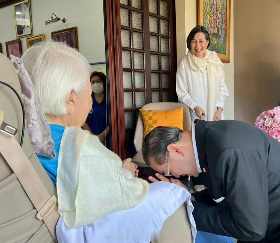 王室王室泰国王室红唇姐的妹妹布斯巴和女儿女婿庆祝新年，布斯巴老夫人的大哥大嫂，