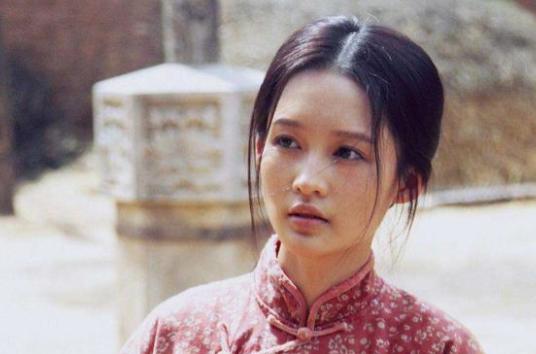 当年在拍摄《白鹿原》时，31岁的李沁与53岁的何冰躺在床上，抱了很久。这场戏