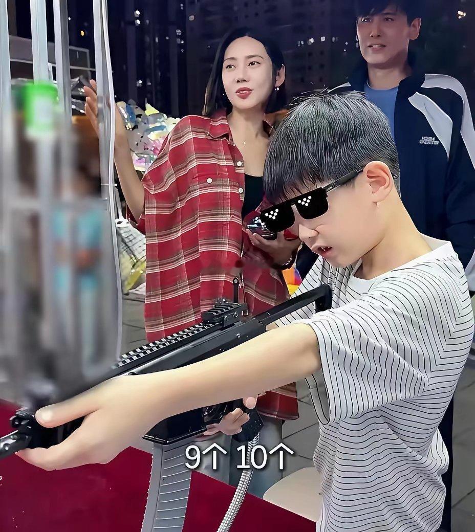 秋瓷炫全家游玩内蒙短发新造型很吸睛8岁儿子个头到妈妈脖子了​​​