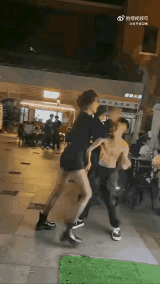 在绝对实力面前，光膊男完败！视频中对打的二人，美女高大，胳膊还长，光膊男瘦小，