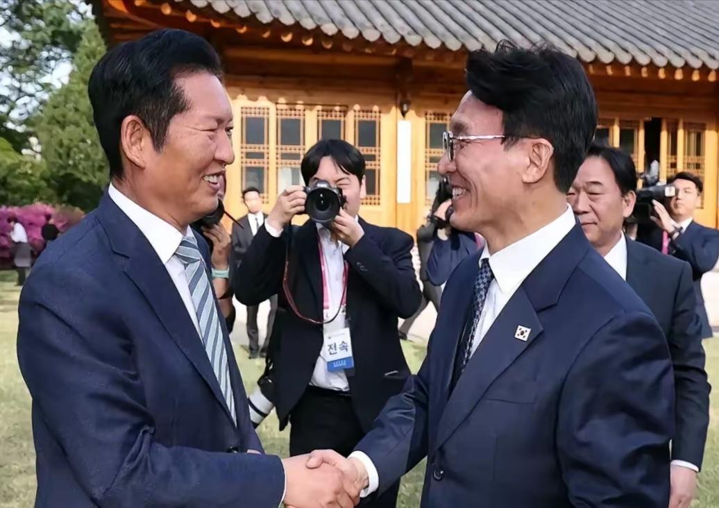 心里还纳闷，这总理干的好好的，为啥要辞职，咋这么想不开呢？一听原因，恍然大悟，党