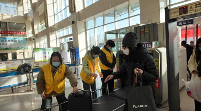 银川‘暖冬行动’志愿者守护春运归途 温暖回家路