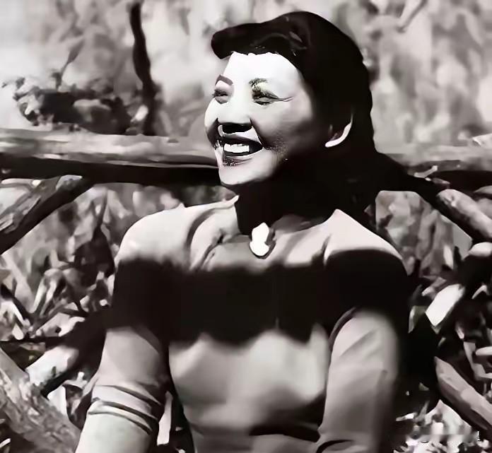 她是最不像特工的女地下党，当年党组织派她潜伏南京，没想到她却打了三年麻将，每天她