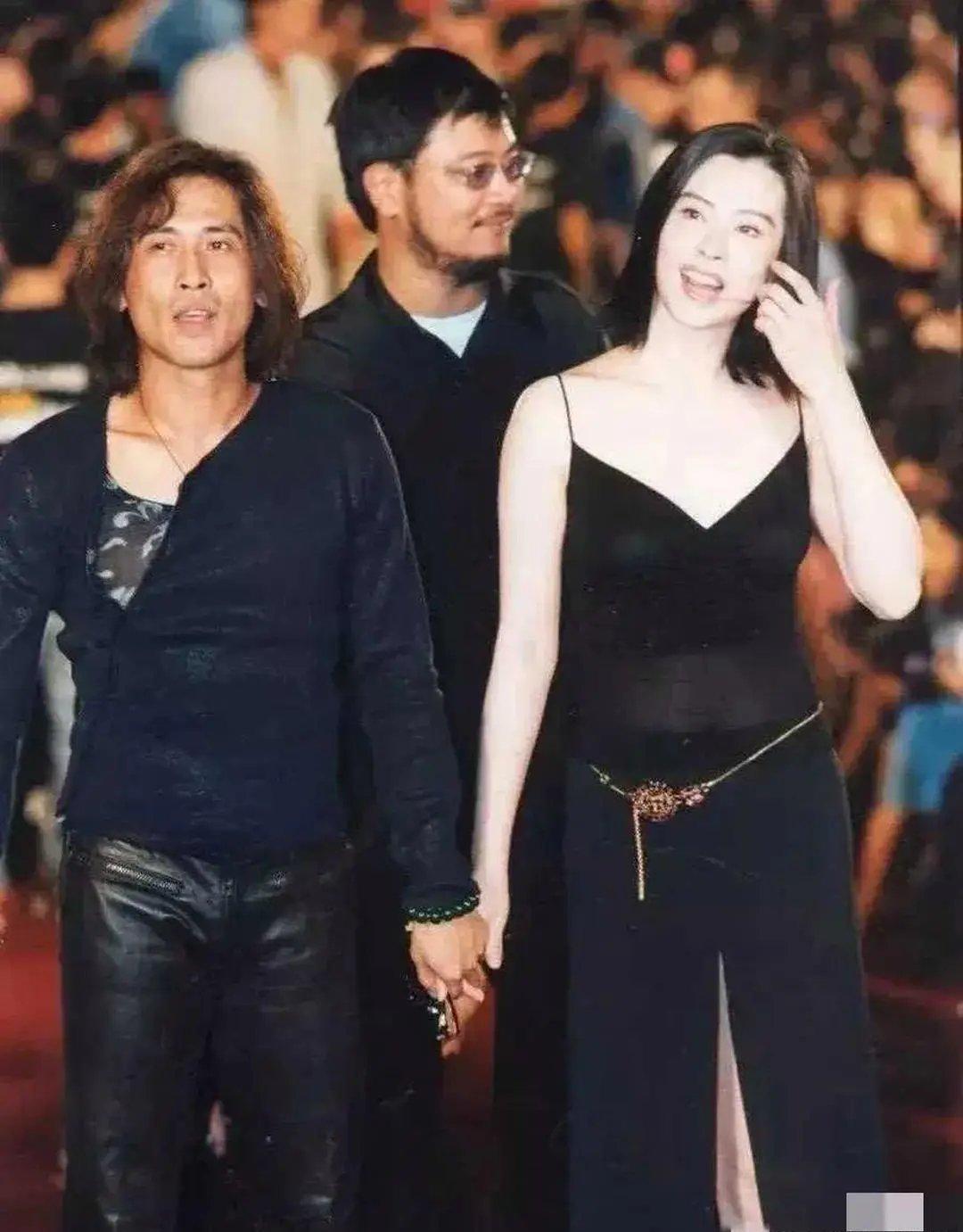 齐秦与王祖贤的一线牵手照，有朋友说，这两人看着像是美女与野兽。其实齐秦年轻