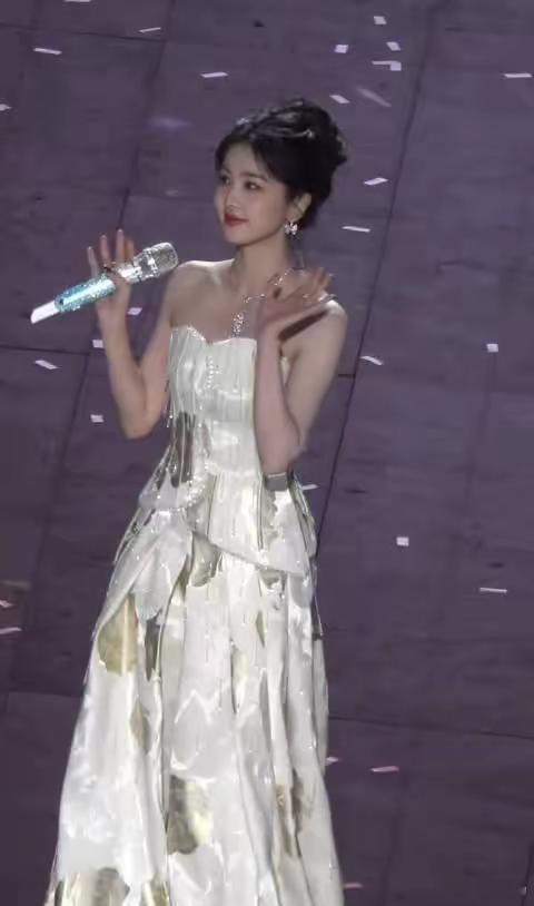 2025年第一个被踢下“扛剧花”王座的，可能不是杨紫。白鹿靠《长月烬明》《宁安如