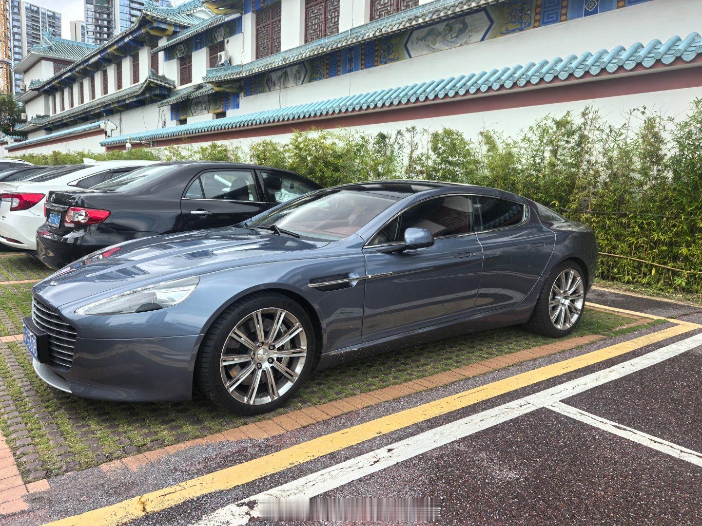 很多跑车厂在造真正的SUV之前，其实都做过四门车的探讨，大部分都卖得不怎么样，也