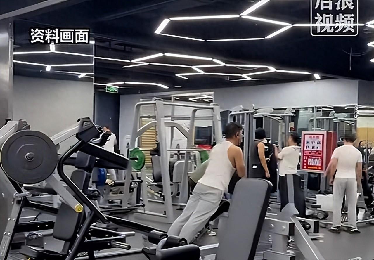 陕西西安，一对情侣办卡后去健身房锻炼，男生看女友动作不标准就上前指导了几句，结果