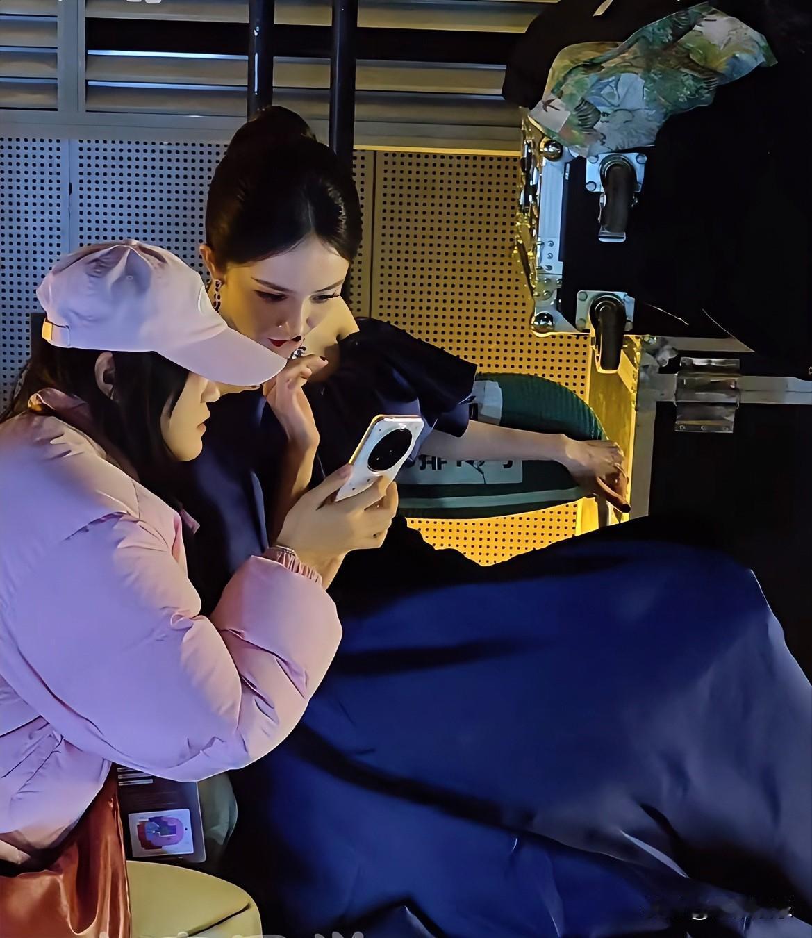 杨幂看到热搜坐不住了！这就是她中途退场的原因！助理期间来到她身边告诉杨幂来后