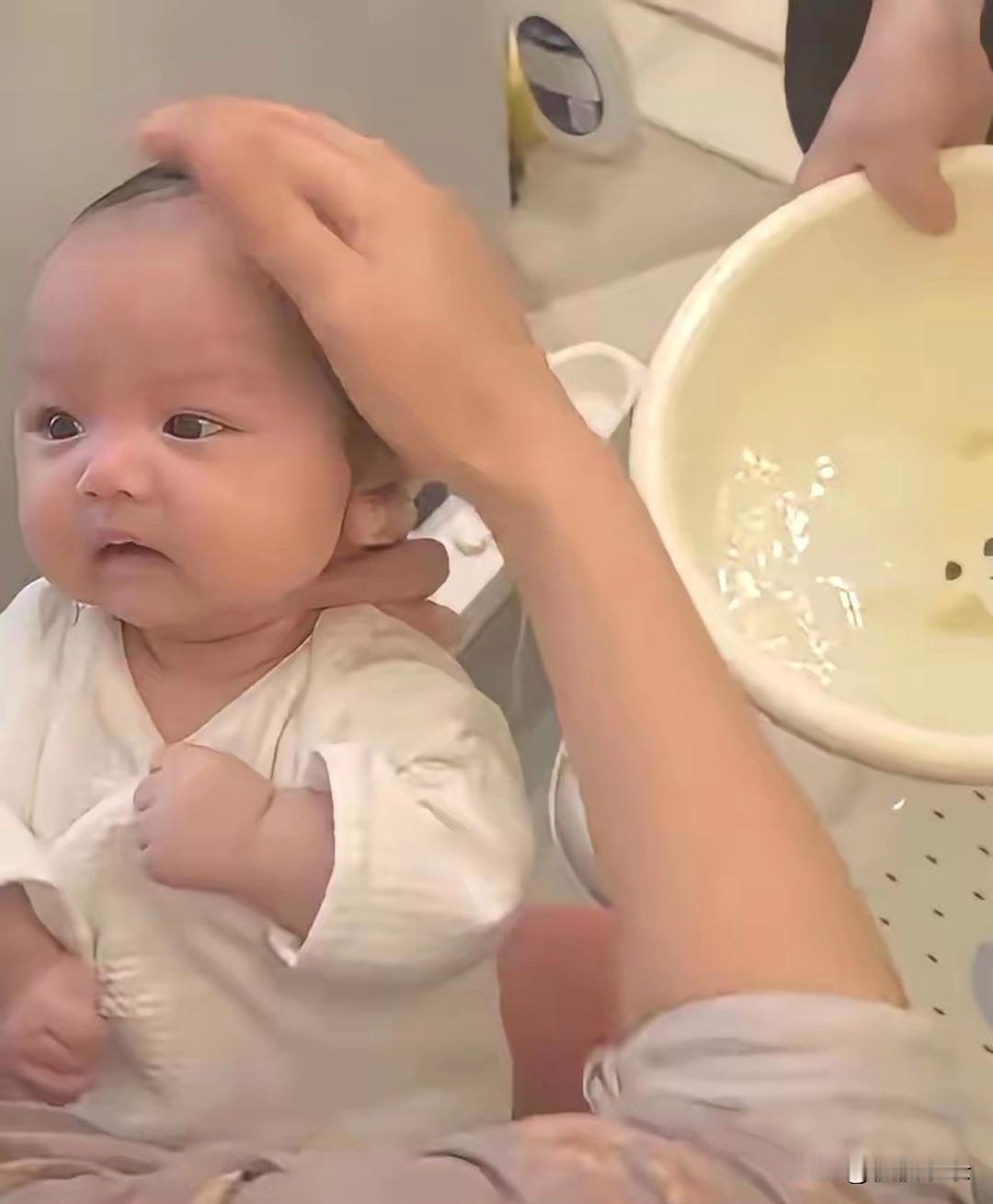 汪小菲给三胎儿子洗头，忒可爱了，那眼睛又大又圆又黑，跟妈妈马筱梅超像，还特有福气