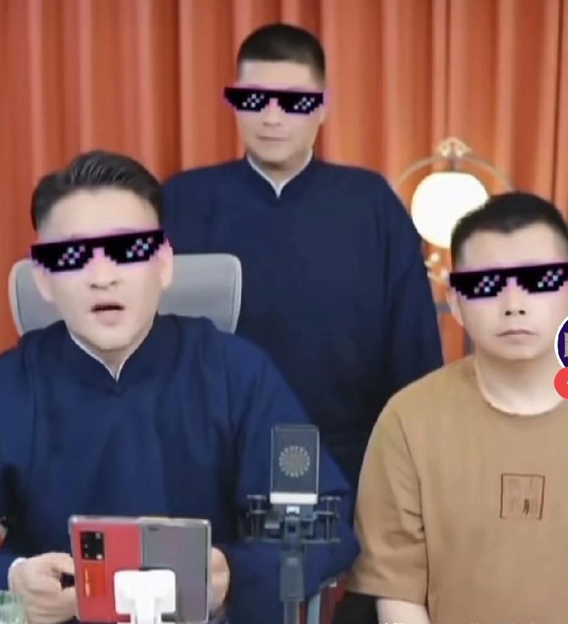 当年郭德纲大弟子何云伟，基本功吊打曹云金，如今却在曹云金手下讨生活。何云伟拿过