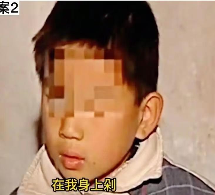 全家遇害那晚，11岁女孩躲进衣柜咬住手，4小时后凶手被抓。2003年8月2
