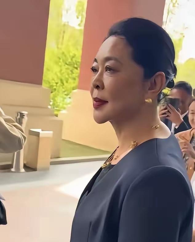 倪萍这下巴，尖得我差点没认出来。​67岁的她，侧脸变化太明显。年轻时那国泰民安