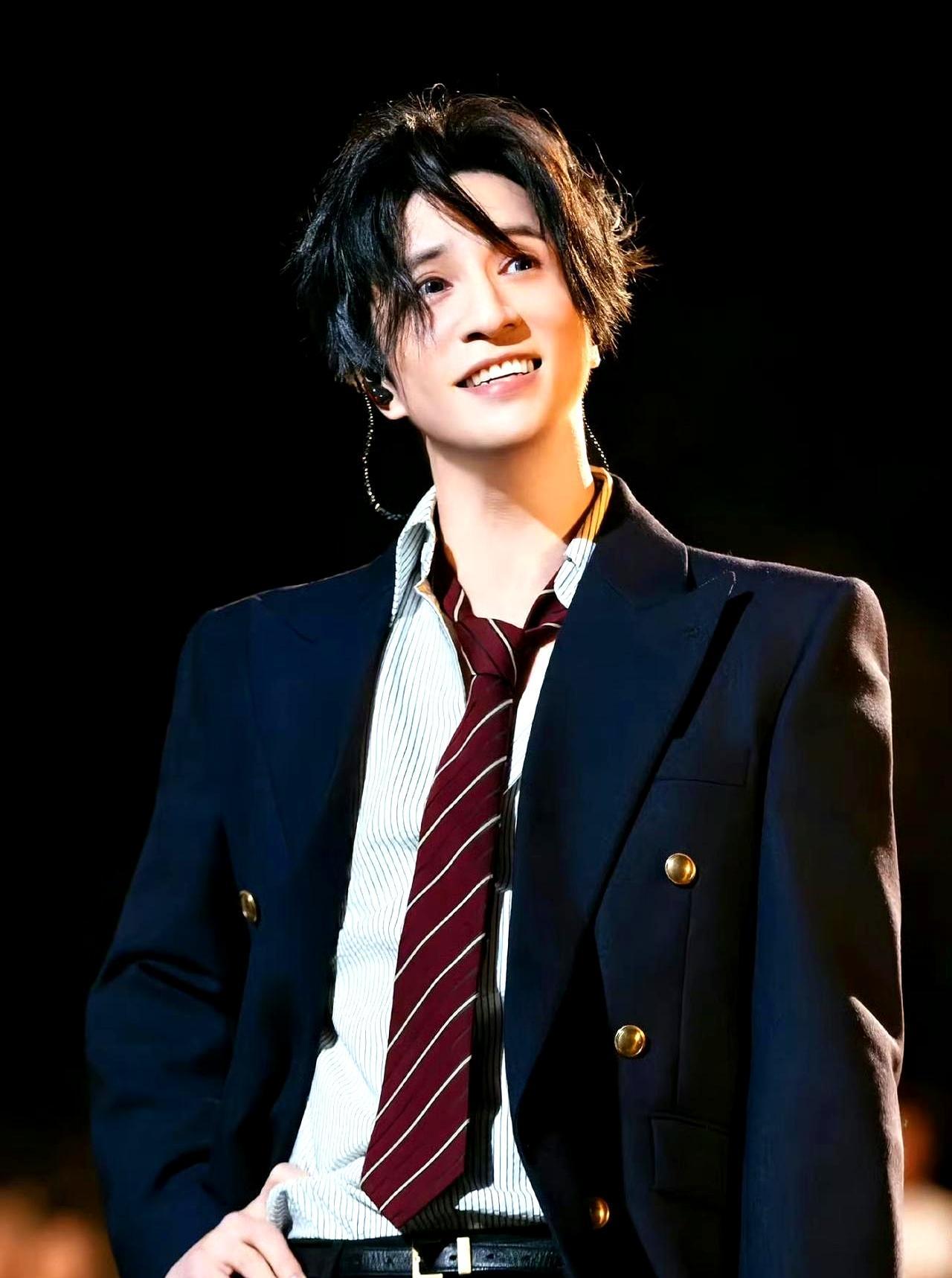 李雨桐一条爆料，把张杰拽进了薛之谦9年前的段子里。谢娜的长文直接拍在桌上：