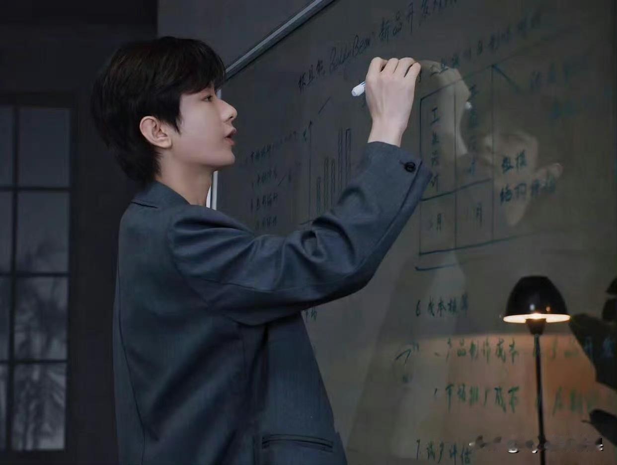 如果有这样的老板，你打算几点下班？如果成毅是我老板，那我可以不下班的，每天上班