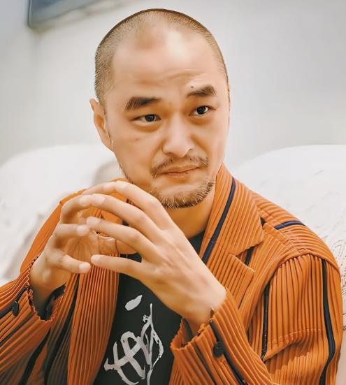 “我就是好色，我当妇科医生，我能光明正大地看女人。”1998年，一个29岁