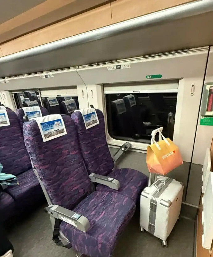 【旅客乘高铁买到01C座上车却没有】近日，一名旅客在乘坐D5419次列车时发现，