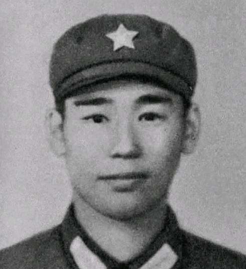 1979年2月，姜利民摸到了越军的暗堡阵地，越军没有发现他，谁知他突然打开手里的