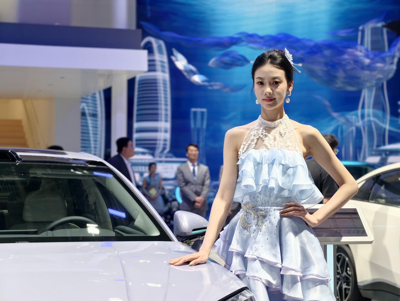 我们继续探馆北京车展比亚迪专馆。在E3馆你可以看到——海豹07海狮05海狮