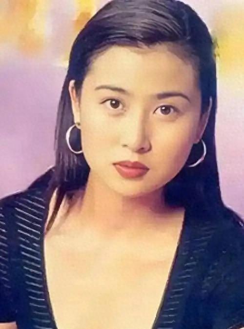 1994年，尖沙咀街头，四个壮汉围着一个姑娘拳打脚踢。她蜷缩在地，两根肋骨当场断