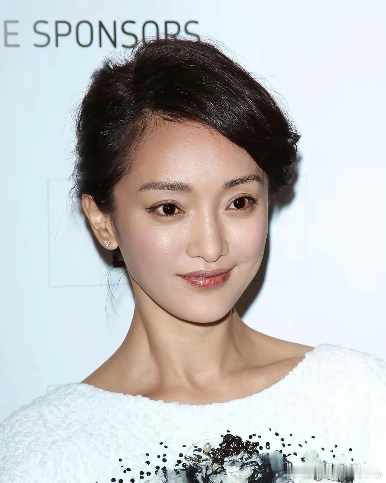 第37届多伦多国际电影节，38岁身穿香奈儿高定的周迅