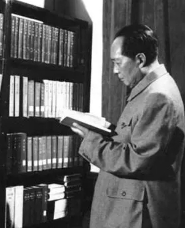 1916年，青年时的毛泽东跑去当了一段时间的乞丐。在他行乞的过程中遇到了一个自称