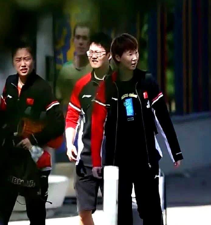 今天瑞典大满贯训练馆闹了个小插曲，王曼昱早早消失在球台边，没人搞懂她几点进场，真