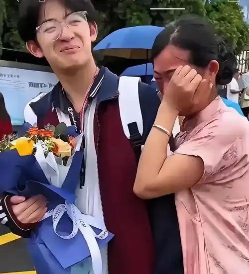 3岁痛失母亲，父亲很快再婚组建新家庭，后妈生下弟弟后，他彻底成了家里的外人，被小