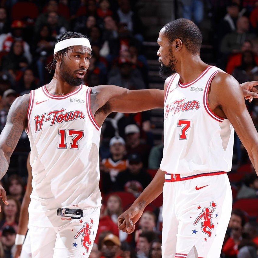 敬生活的暗淡，也敬人间的灿烂，敬旧年的不易，也敬新年可期。晚安🚀，明年见。