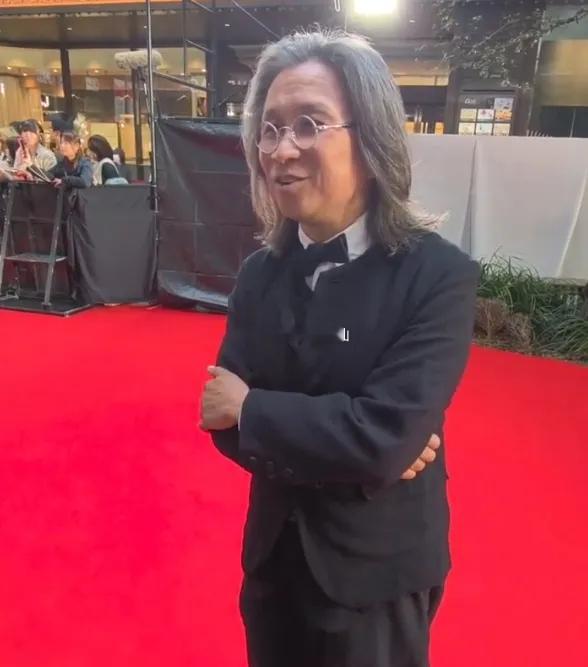 看到陈可辛独自现身东京电影节，才真切感受到娱乐圈的现实冷暖。《酱园弄》未映时，他