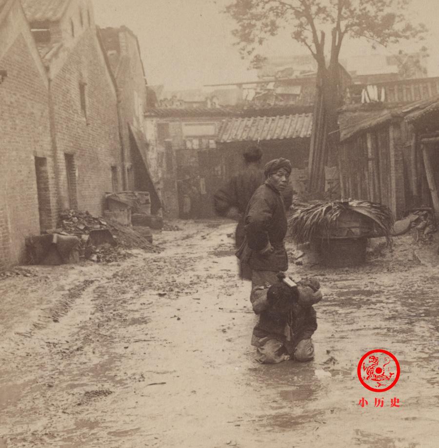【晚清老照片：广州的刽子手与囚徒】1900年，广州刽子手与被行刑的囚徒。照片