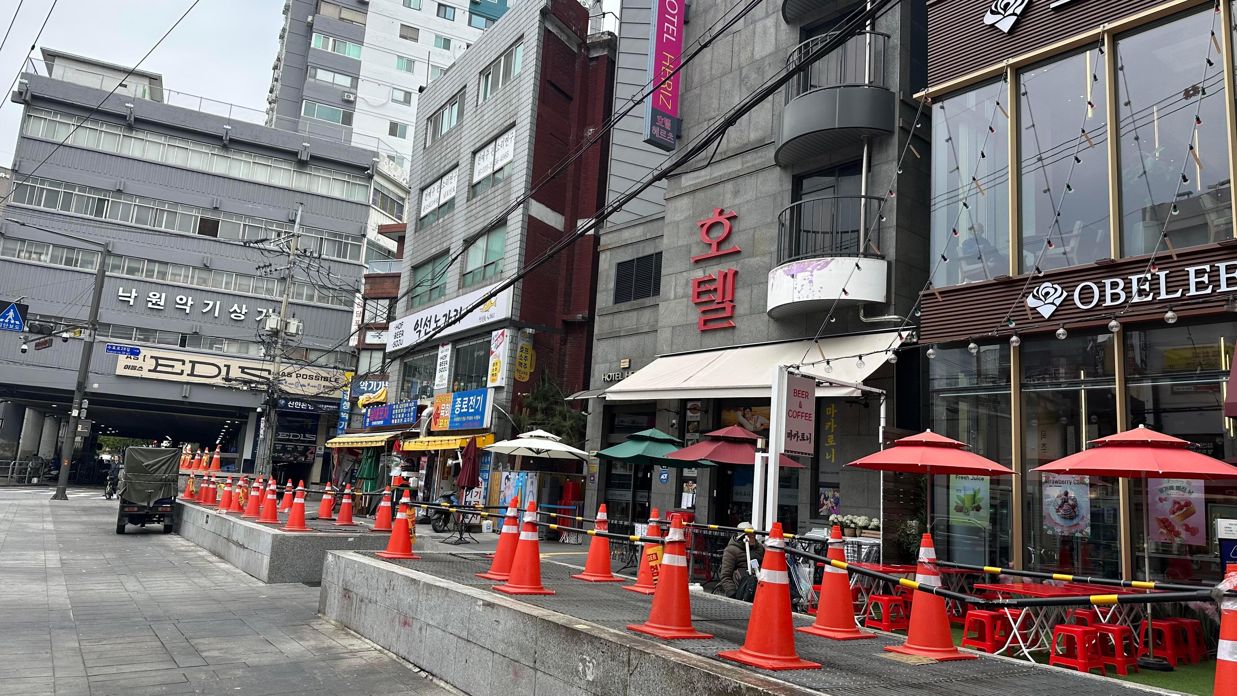 韩国是一个巨大的县城还没去过韩国，但一直看到大家吐槽像个县城。到处都是缠绕的电线