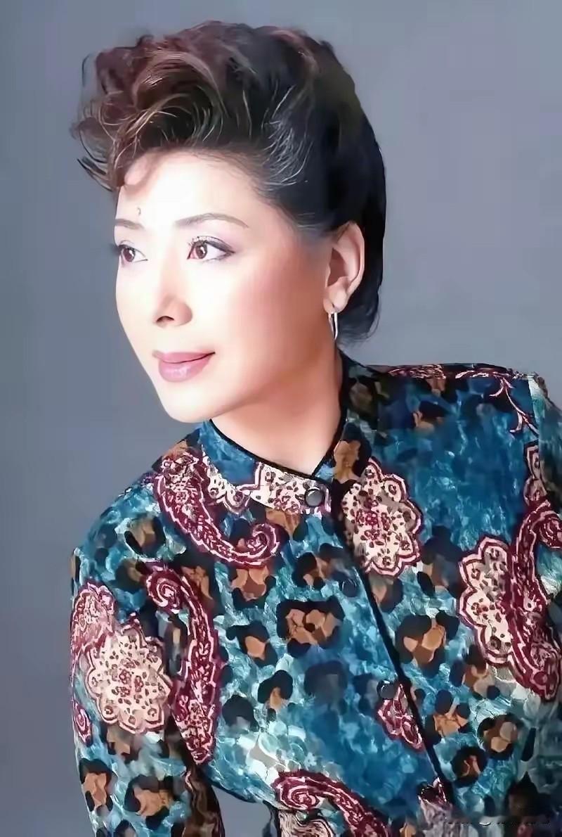 1990年，歌唱家关牧村因丈夫长期家暴，毅然提出离婚，丈夫却强硬地说：“离婚可以