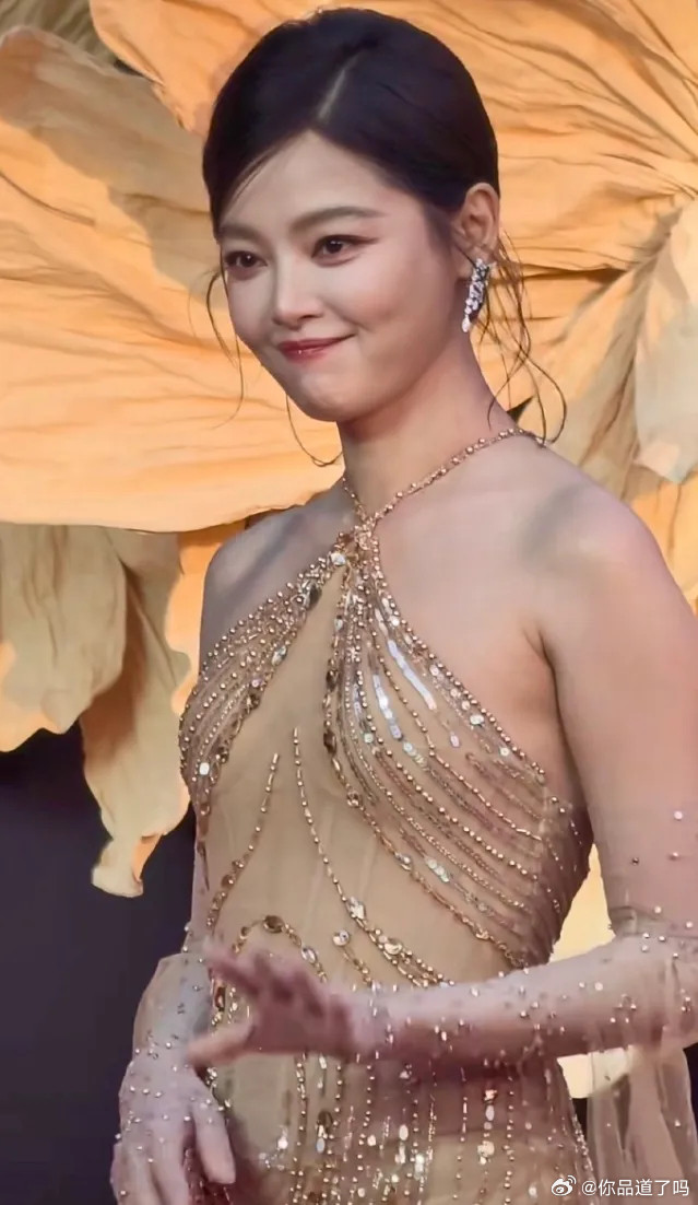 辛芷蕾拿下影后之后状态简直开挂！她亮相首届CMG中国电影盛典，红毯状态十分能打，