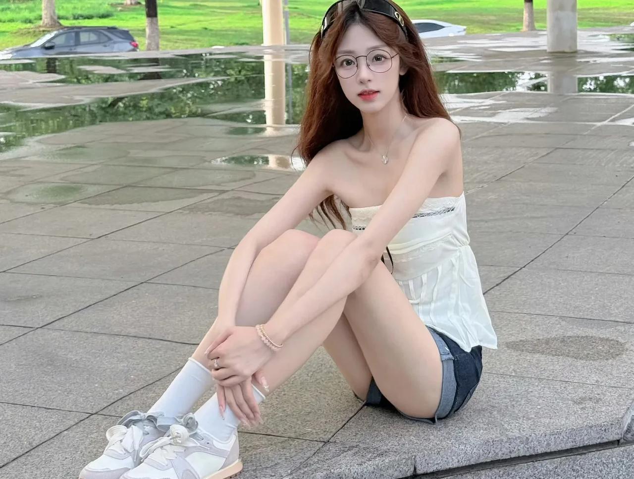戴眼镜的瘦弱妹妹