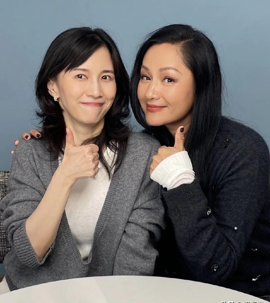 别以为年过五十，就得迎着镜子叹自己老了。瞿颖这个模特出身的“老年人”，最近在