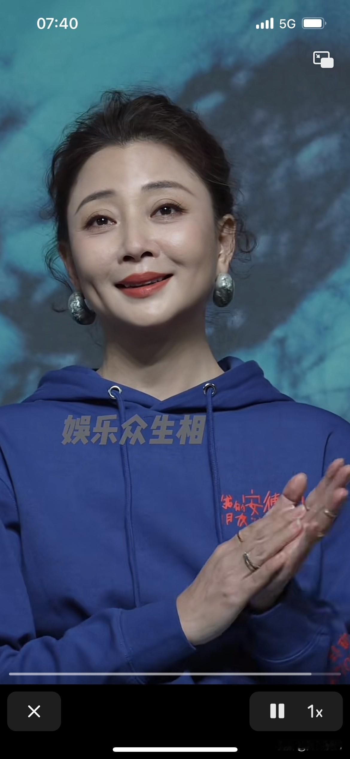 殷桃这个岁数怎么脸上没有皱纹啊，虽然有点岁月的痕迹，但气韵让这种痕迹并没有影响到