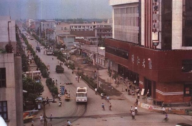 2008年前后，湖北仙桃流传着一件离奇事：一个叫刘烈勇的黑老大，把头发梳成边分，