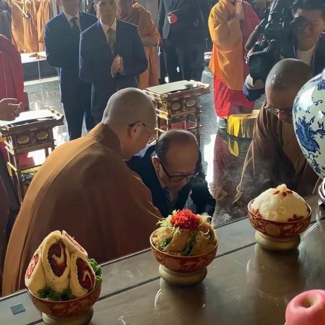 刚刷到一位友友在寺庙做义工的一些见闻其实佛门规矩严格的超乎想象，压根儿就没有