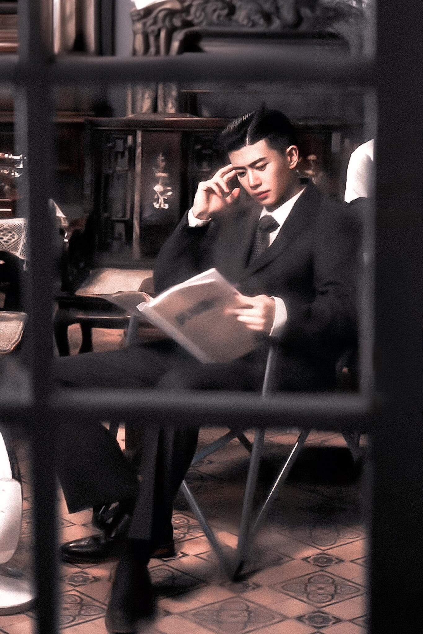 看了一个帖子忍不住分享：因为风与潮，考古了一下任嘉伦，结论就是任嘉伦不演何贤谁演