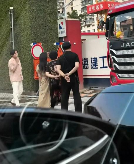 伊能静秦昊上海黄浦区买房穿拖鞋看工地超随性