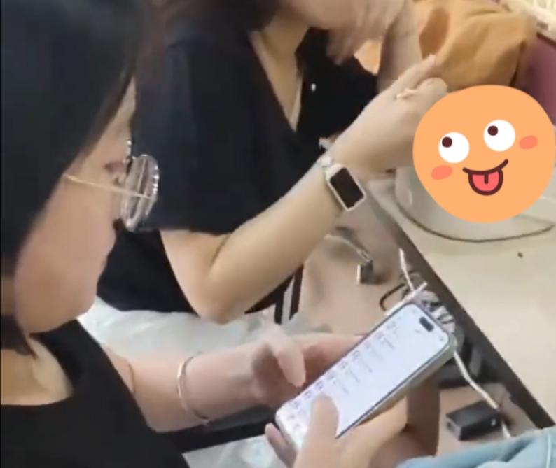 女子投诉外卖骑手没有把外卖送到她的手里，骑手找到女子公司，当着一众同事的面，骑手