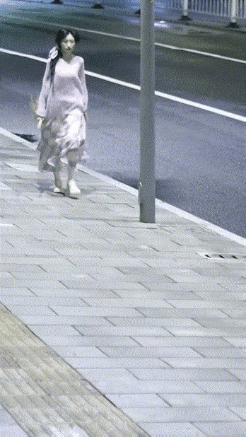 是哪个毛头小子招惹了这位姑奶奶？看样子被她逮住了不生吞活剥了你。这绝对是狠人