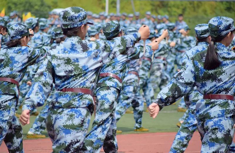 大学军训期间,有位同学姓好,名叫好爽。有一回,教官让大家依次自报家门。轮到这位同