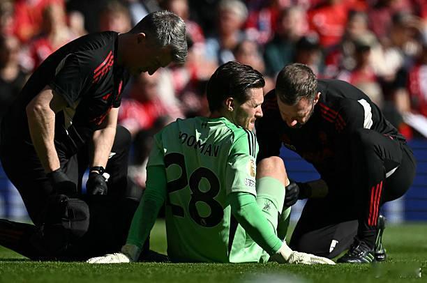 利物浦vs水晶宫门将伍德曼被对手给闷了，倒地不起，水晶宫的右边翼卫穆尼奥兹吊射