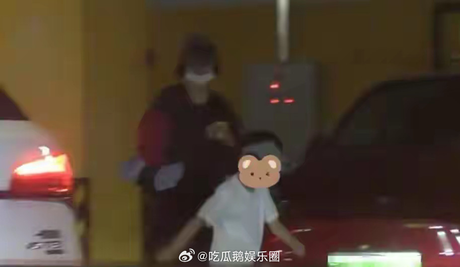 赵丽颖陪儿子公园玩耍，母子俩光脚踩沙，她心疼想想太累背着他走！！！​​​
