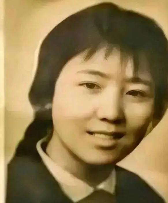 1978年，泥瓦匠张复生迎娶了女知青乔献华。新婚夜，他发现妻子的腰很粗，面对他的