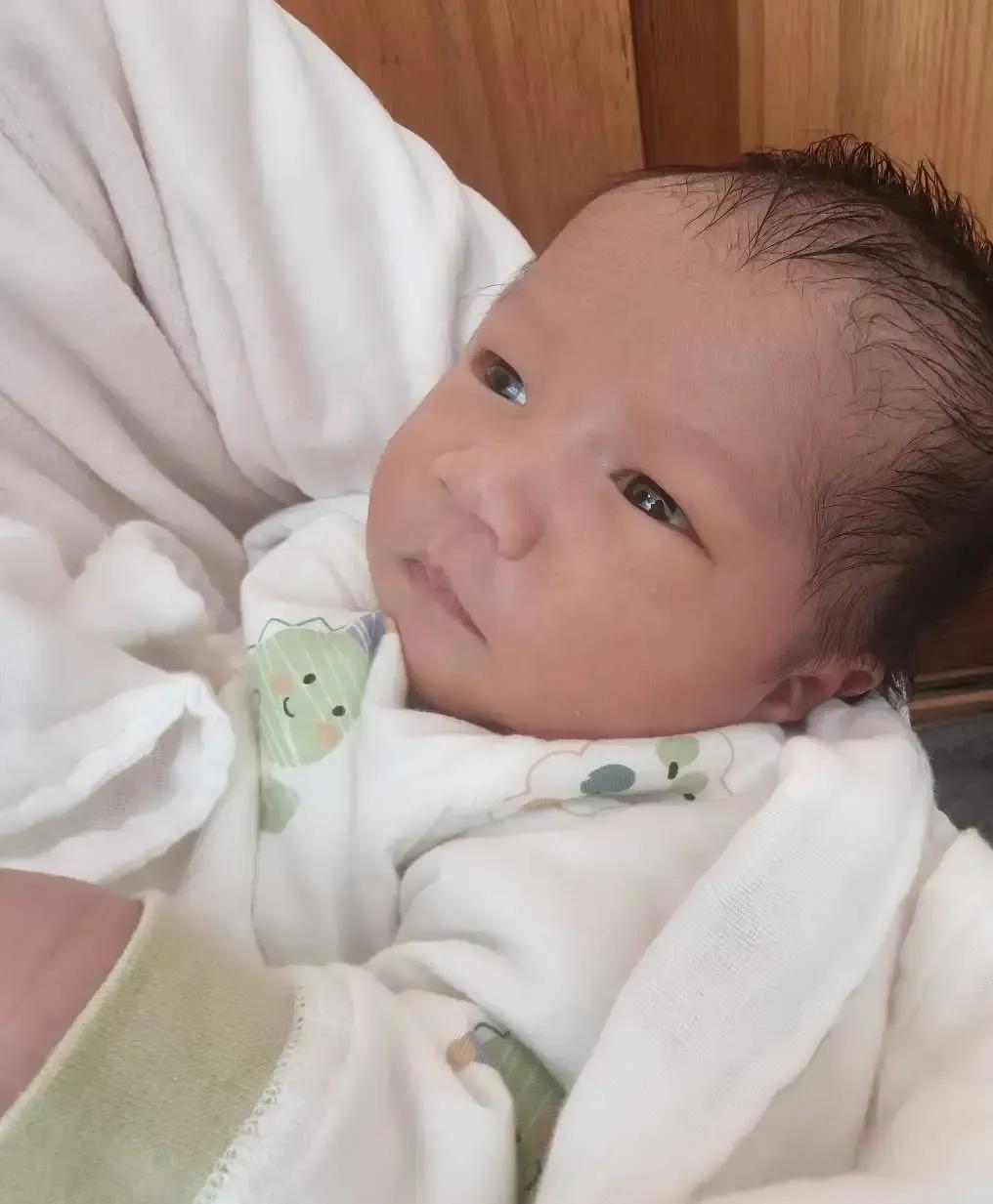 38岁头胎剖出个6斤4两小子，她孕期照老法子酸儿辣女量肚型，全家把婴儿房刷成粉泡