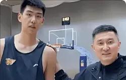 破案了！徐昕签广州4年B类合同，广东留回购权，他与杜锋关系并没那么僵徐昕申请交