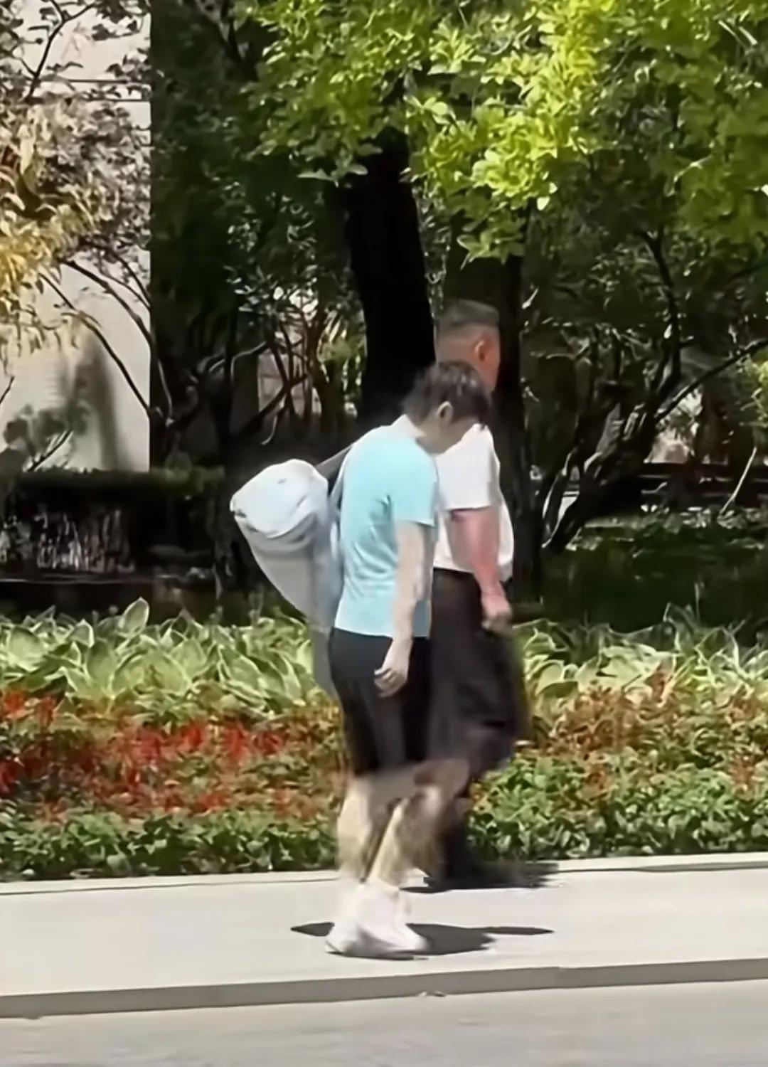 怎么感觉豆包这条裤子有点长呢。最近见不到豆包，只能翻翻以前的照片解解馋了。