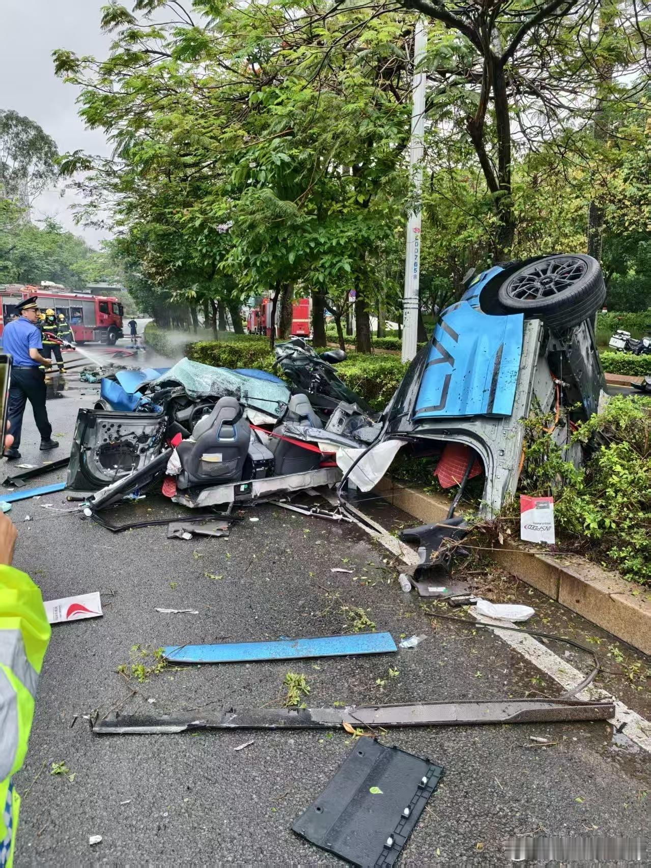 让我们来回顾一下今天发生在深圳的这起车祸今天雨天☔️，这台极氪001大概率因为轮